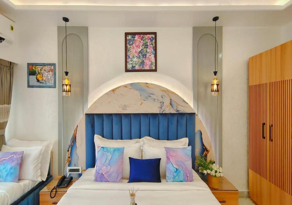 Hotel bedside pendant light